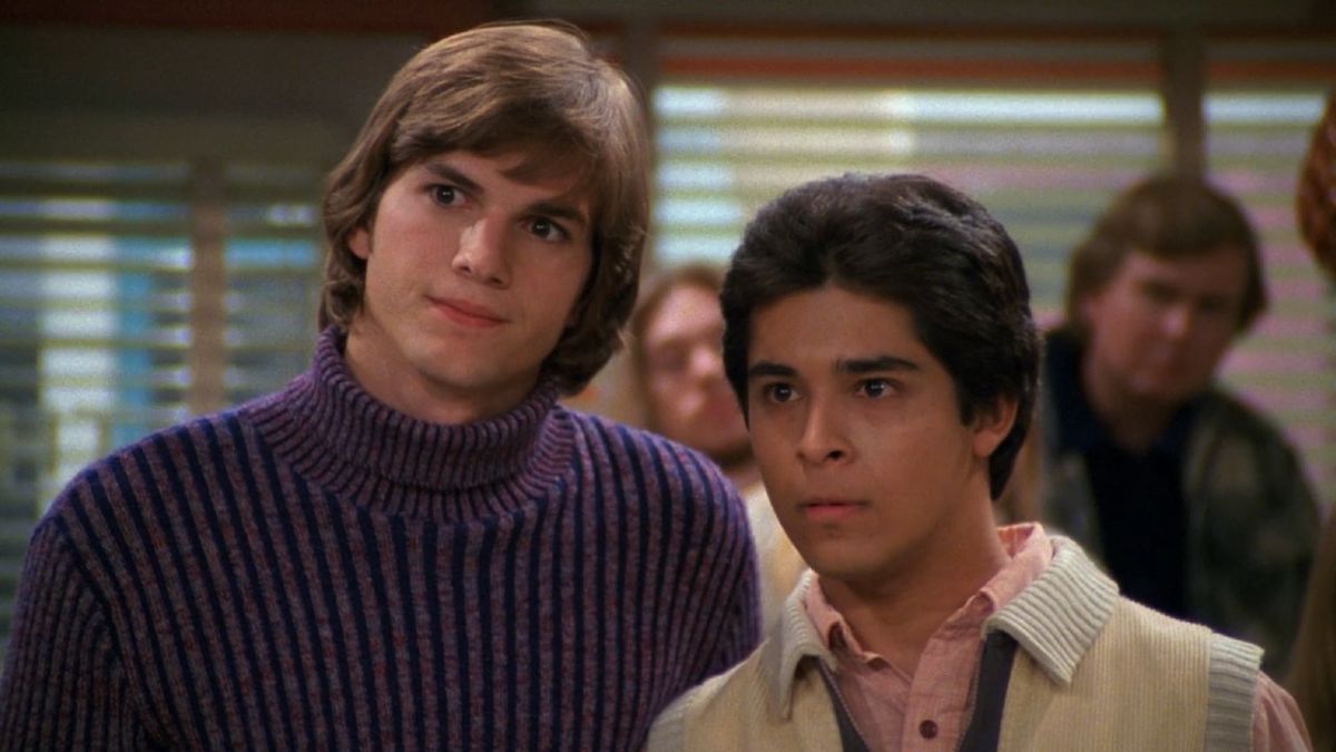 Ashton Kutcher and Wilmer Valderrama on That &#039;70s Show.