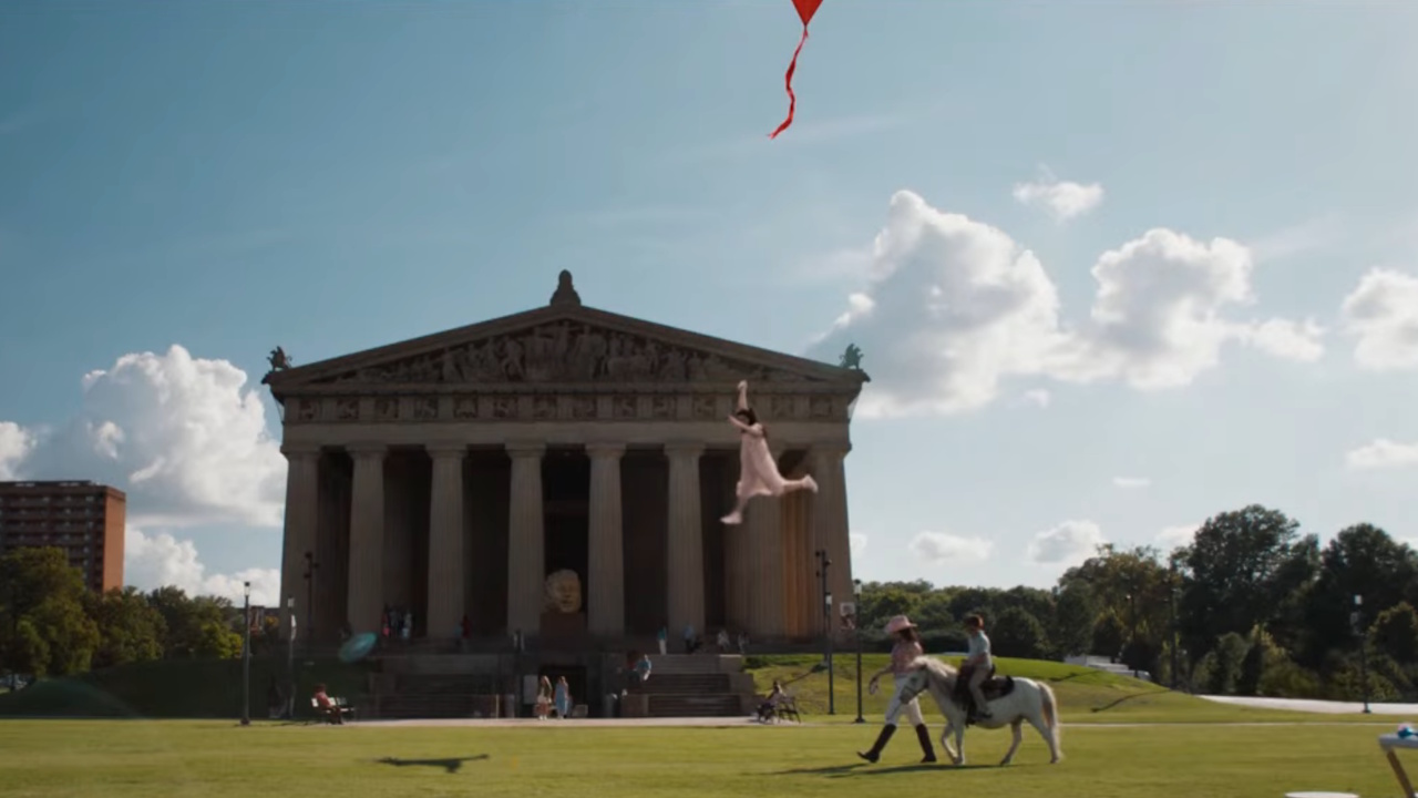 A girl is swept off the ground while flying a kite on 9-1-1: Nashville&#039;s series premiere.