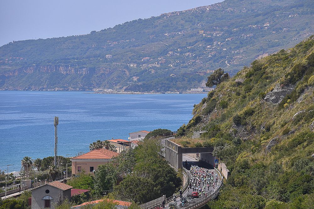 The peloton rides along the coast during the Giro's fourth stage.
