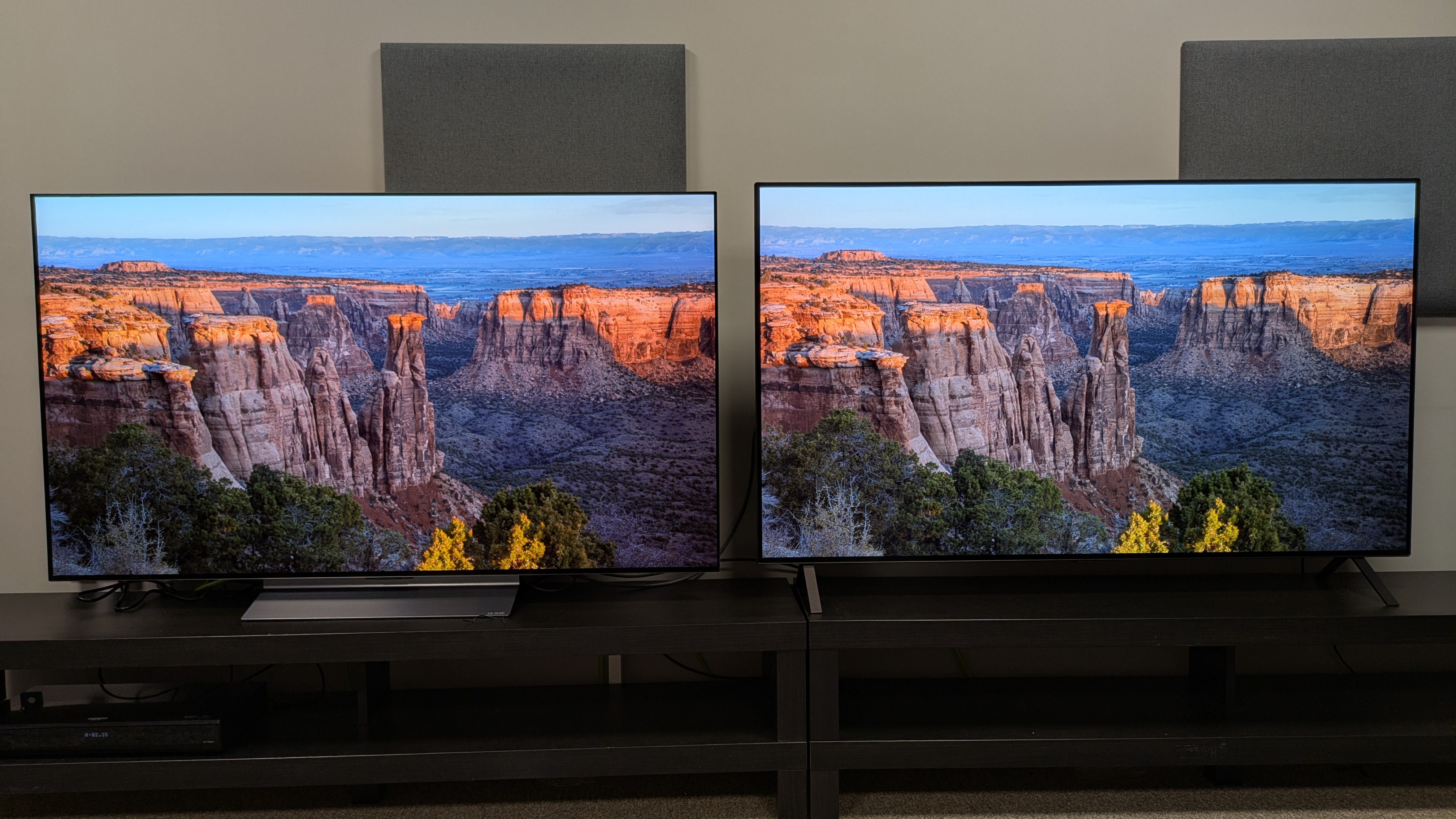 LG C5 (left) and LG B5 (right) showing canyon at sunrise on screen