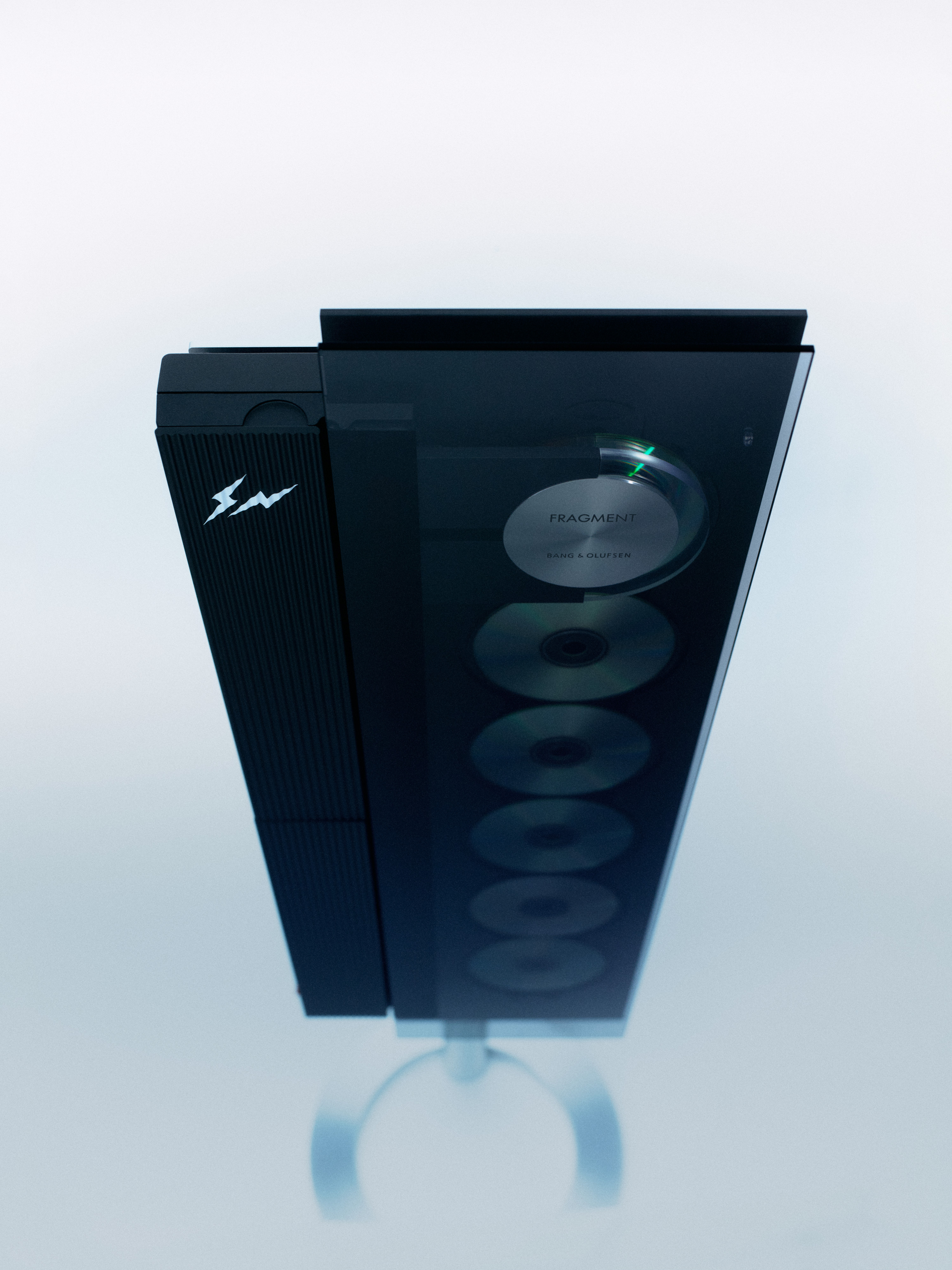 The Fragment Design logo on the Beosystem 9000c