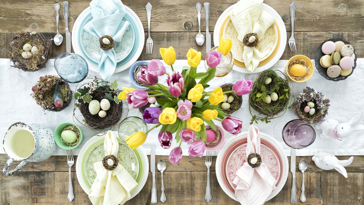 Easter table decor ideas with tulips and birds&#039; nests