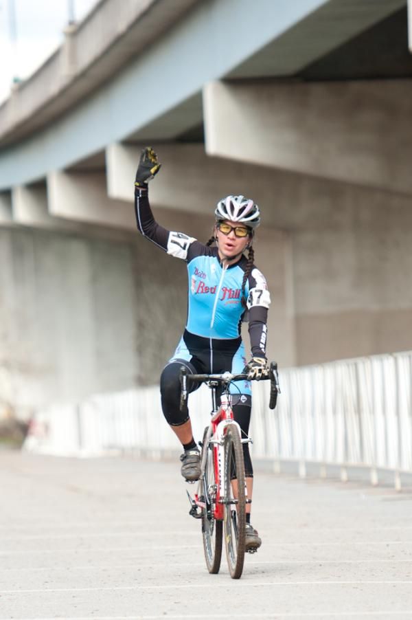 Marne Smiley (Bob's Red Mill Cyclocross) wins the Kingsport Cyclo-cross Cup.