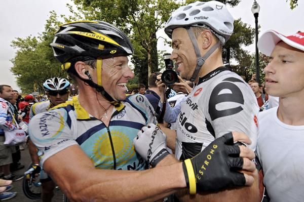 Lance Armstrong (Astana) congratulates Thor Hushovd (Cerv&eacute;lo TestTeam) on his stage six win in the Tour de France.