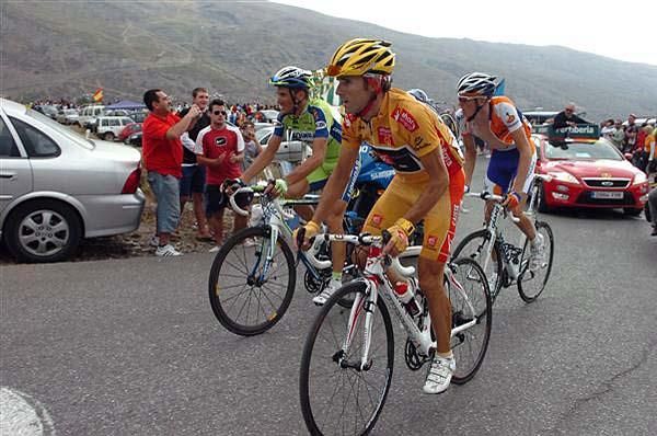 Alejandro Valverde (Caisse d'Epargne), Robert Gesink (Rabobank) and Ivan Basso (Liquigas) couldn't catch the two off the front.