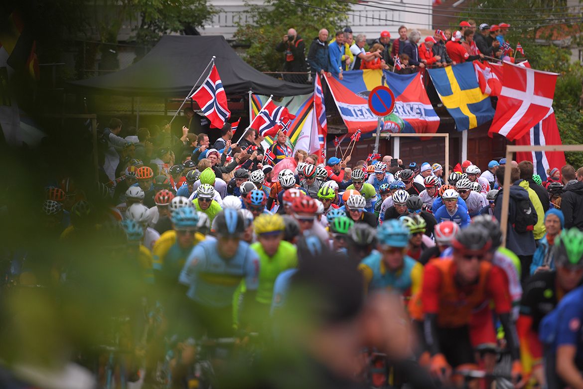 The men's under-23 peloton in Bergen