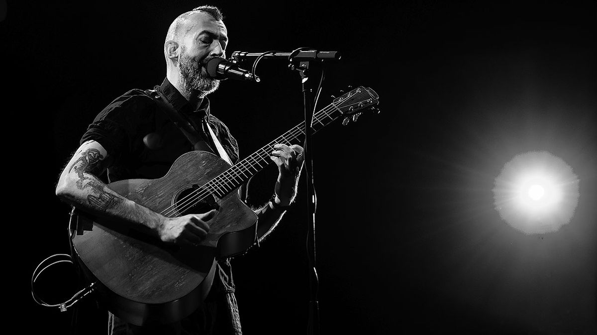 Jon Gomm live black and white shot