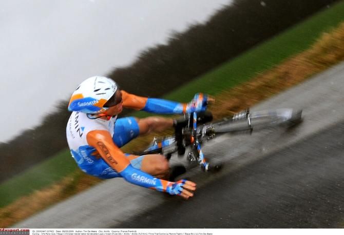 Christian Vande Velde (Garmin-Slipstream) falls in the time trial in 2009