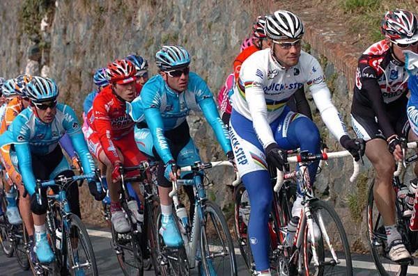 Tom Boonen (Quick.Step) looking very comfy in the bunch