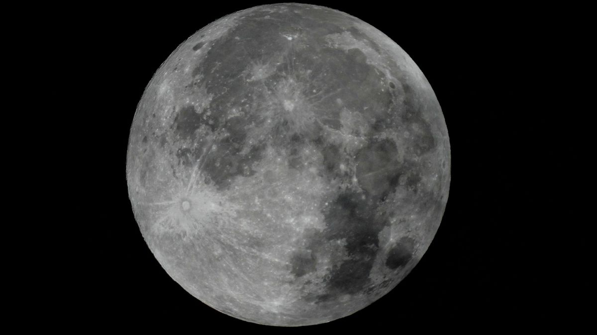 La luna piena di marzo serpeggia attraverso una sottile eclissi lunare in immagini straordinarie