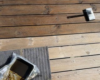 Oiling a wooden deck DIY