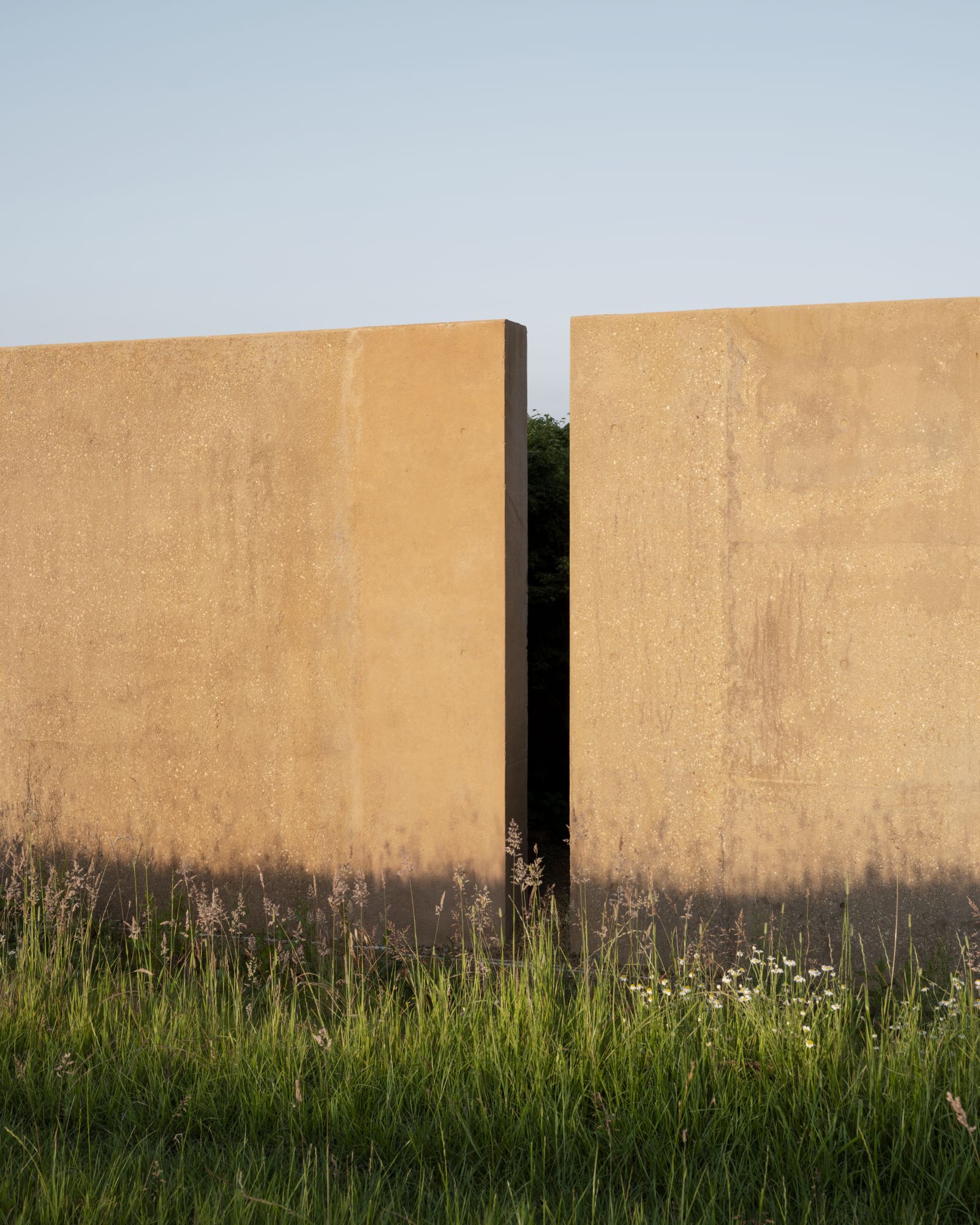 Hiaven house by McLaren Excell, a minimalist home in the biritsh countryside