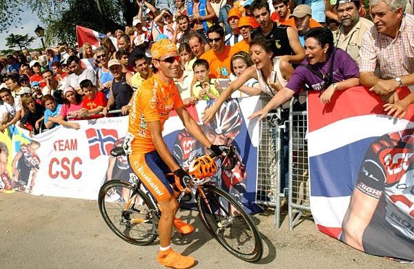 Iban Mayo (Euskaltel-Euskadi) visiting friends and fans in the finishing straight