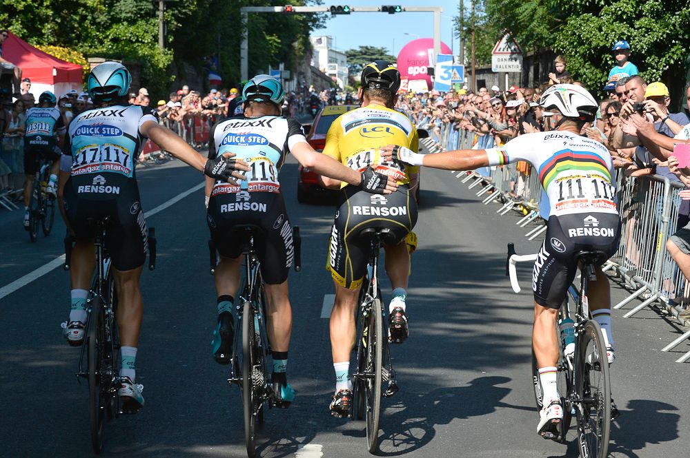 Etixx-QuickStep riders push teammate Tony Martin to the finish.