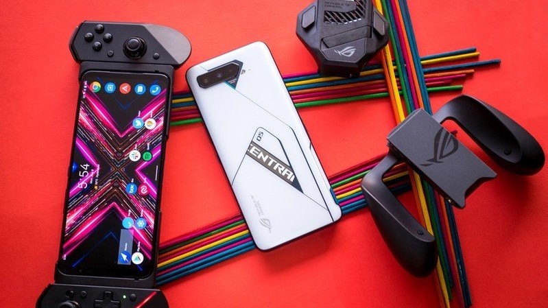 ASUS ROG Phone 5 and accessories