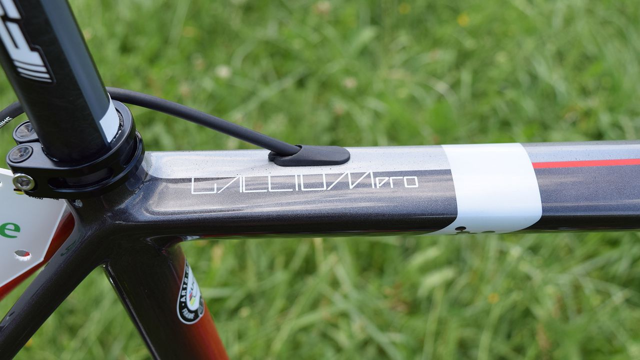 The top tube has a split colour design with flipped colour decals