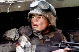 Josh Hartnett as SSG Matt Eversmann, seemingly under fire in Black Hawk Down
