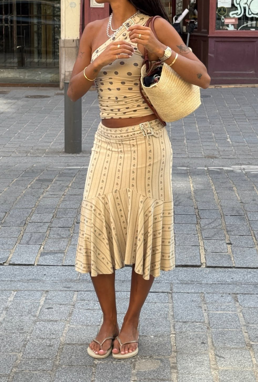 An image of @amaka.hamelijnck wearing a floral skirt, one of the biggest summer skirt trends.