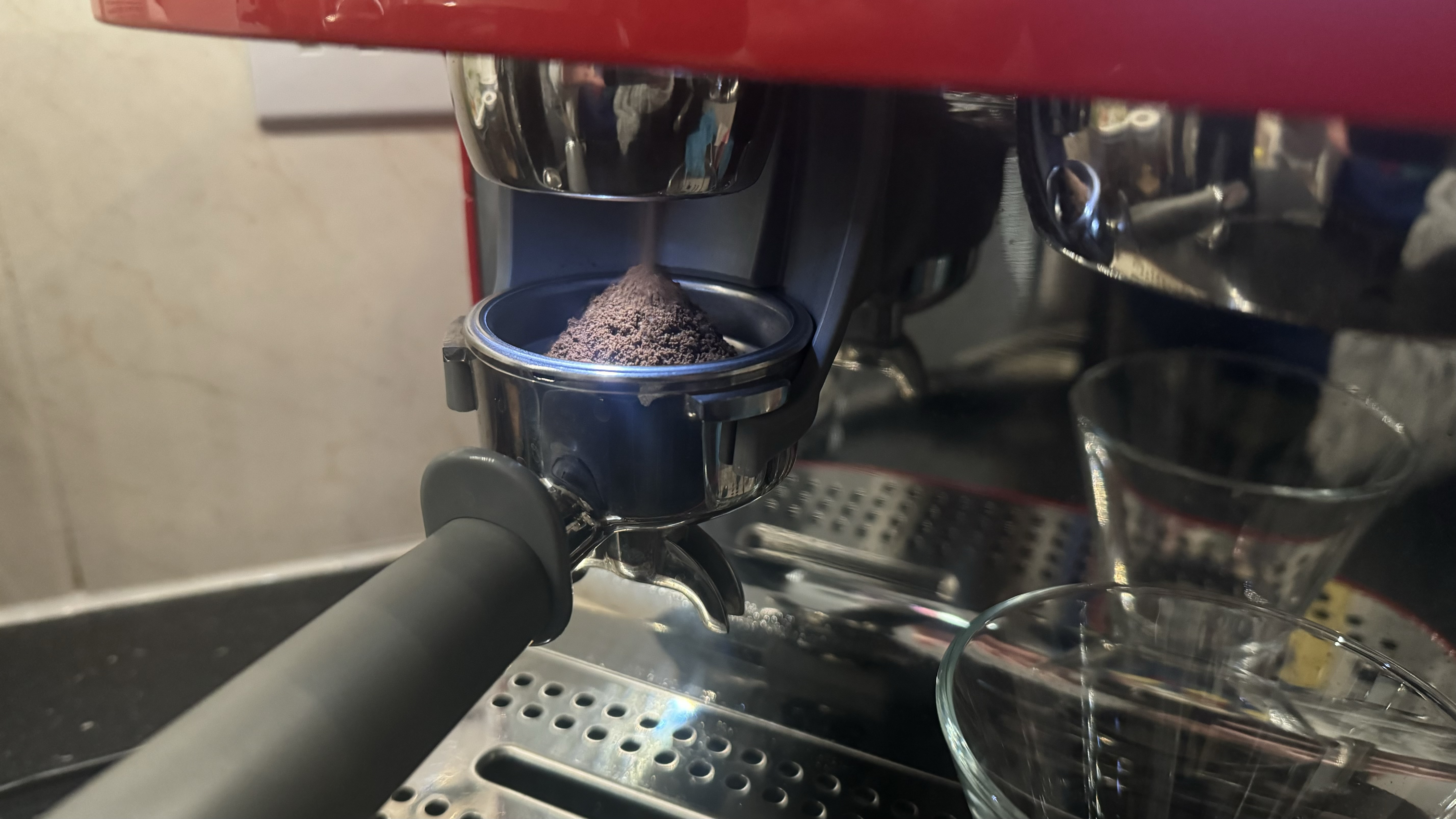 Smeg Espresso Coffee Machine EGF03 grinding coffee beans