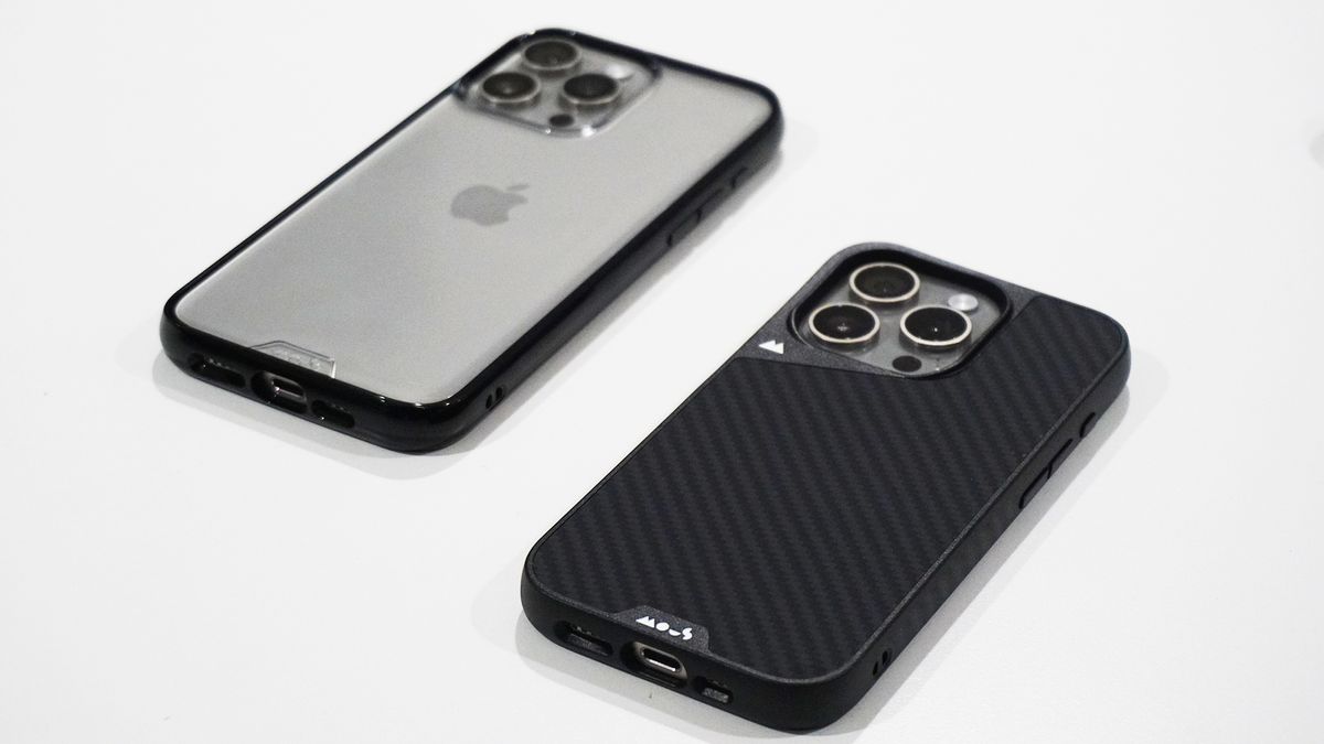 Mous iPhone 15 Pro case Clarity and Limitless 5 Aramid Fiber back angled