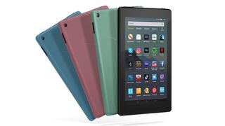 Vier verschiedenfarbige Amazon Fire 7 Tablets