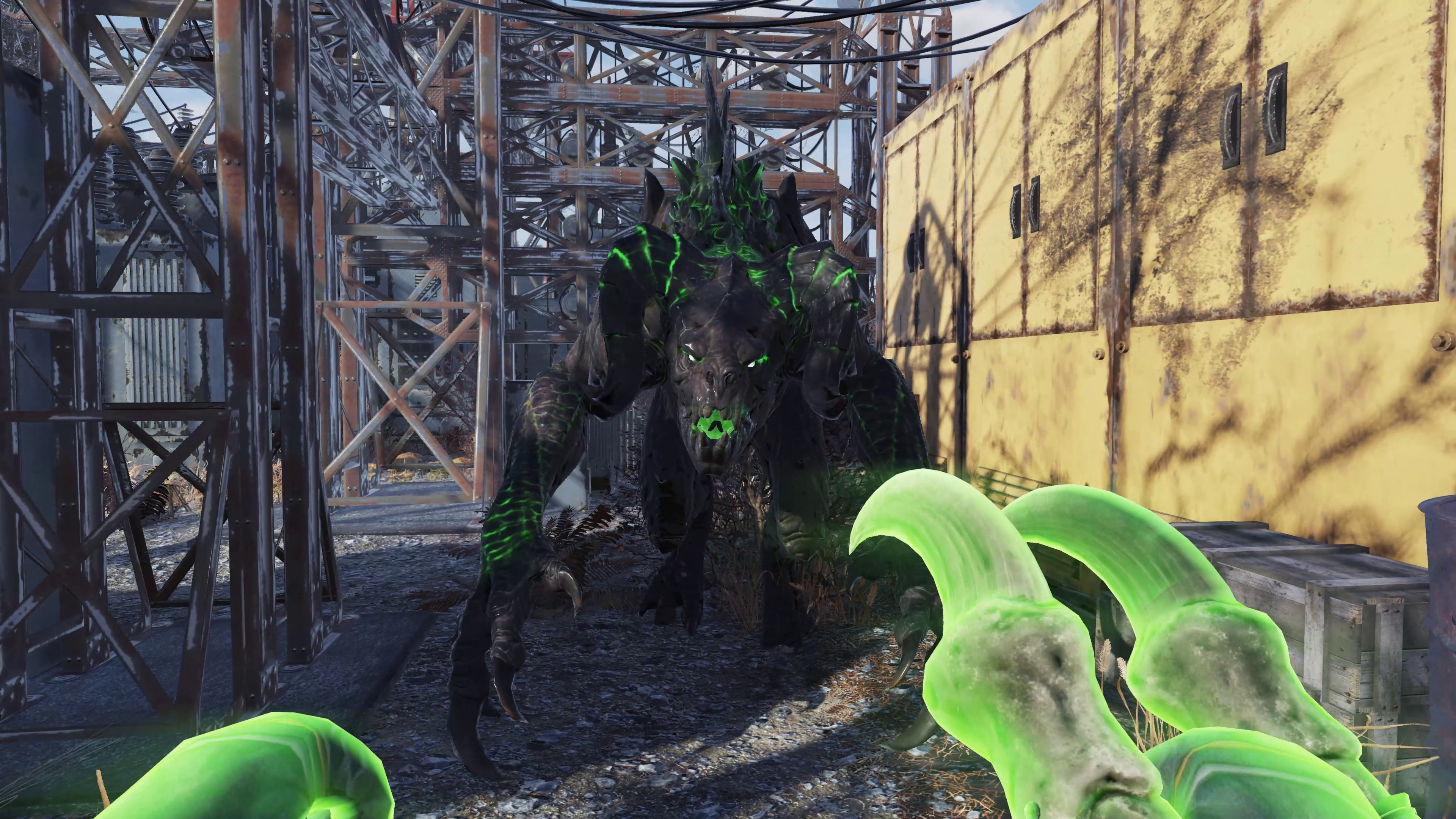 En la actualización de Fallout 76 Ghoul, el sanguinario se mueve para atacar al jugador, pero nuestro héroe necrófago, de color verde brillante, tiene un arma cuerpo a cuerpo sanguinario a juego.