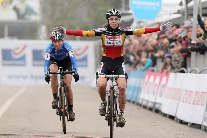 Sanne Cant (Enertherm-BKCP) outsprinted Helen Wyman (Kona) to win the GP Hasselt