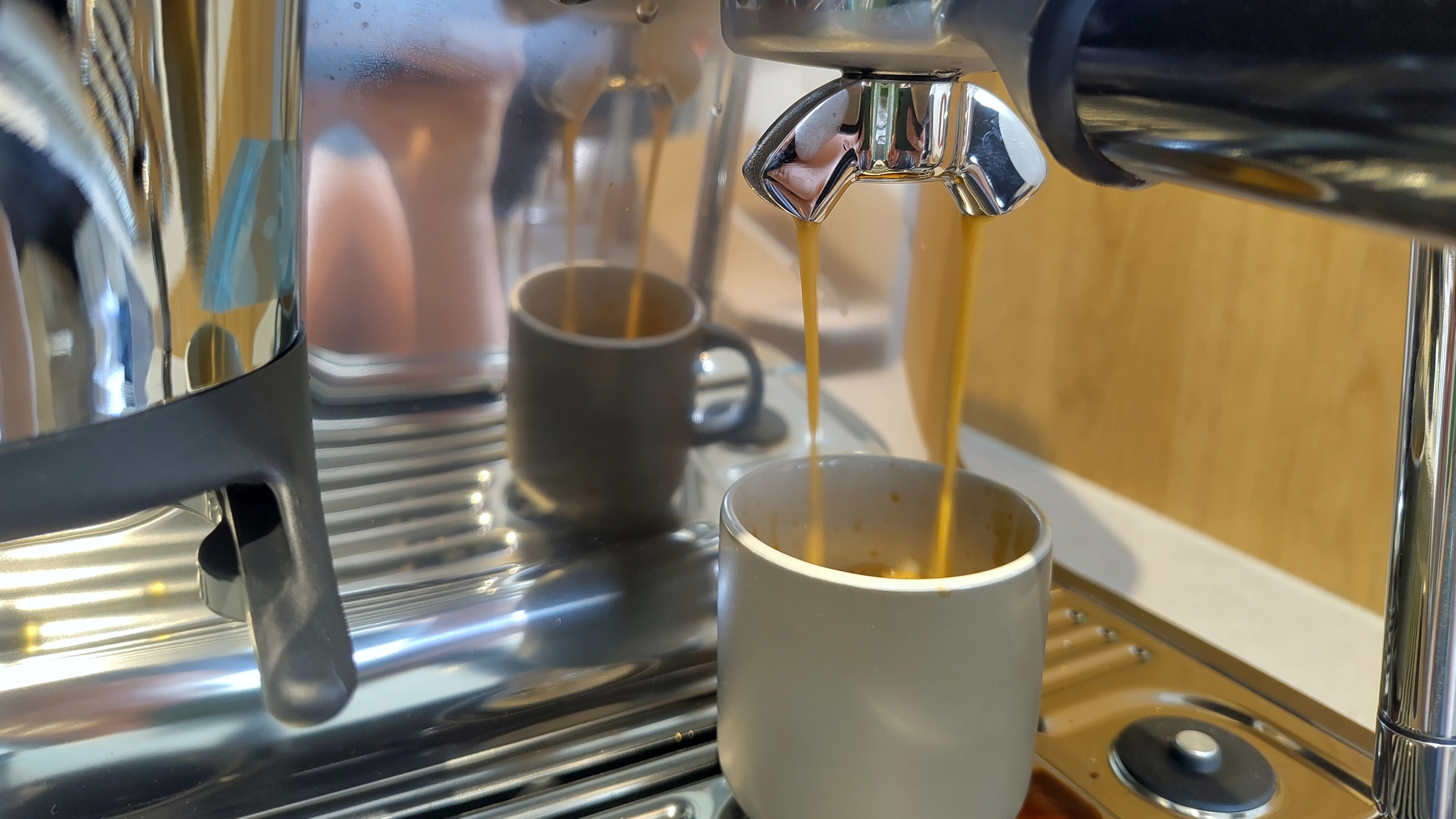 Espresso dispensando desde Sage Barista Touch Impress Machine