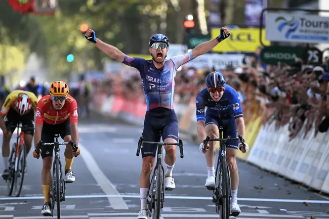 Riley Sheehan vince la Parigi - Tours 2023 (foto: Getty Images)