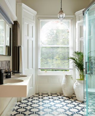 Window treatment ideas with venetian blinds in a bathroom