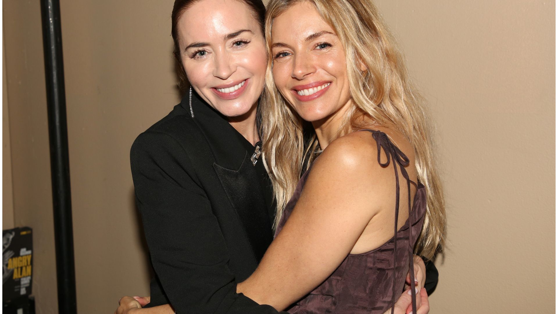 emily blunt and sienna miller hugging