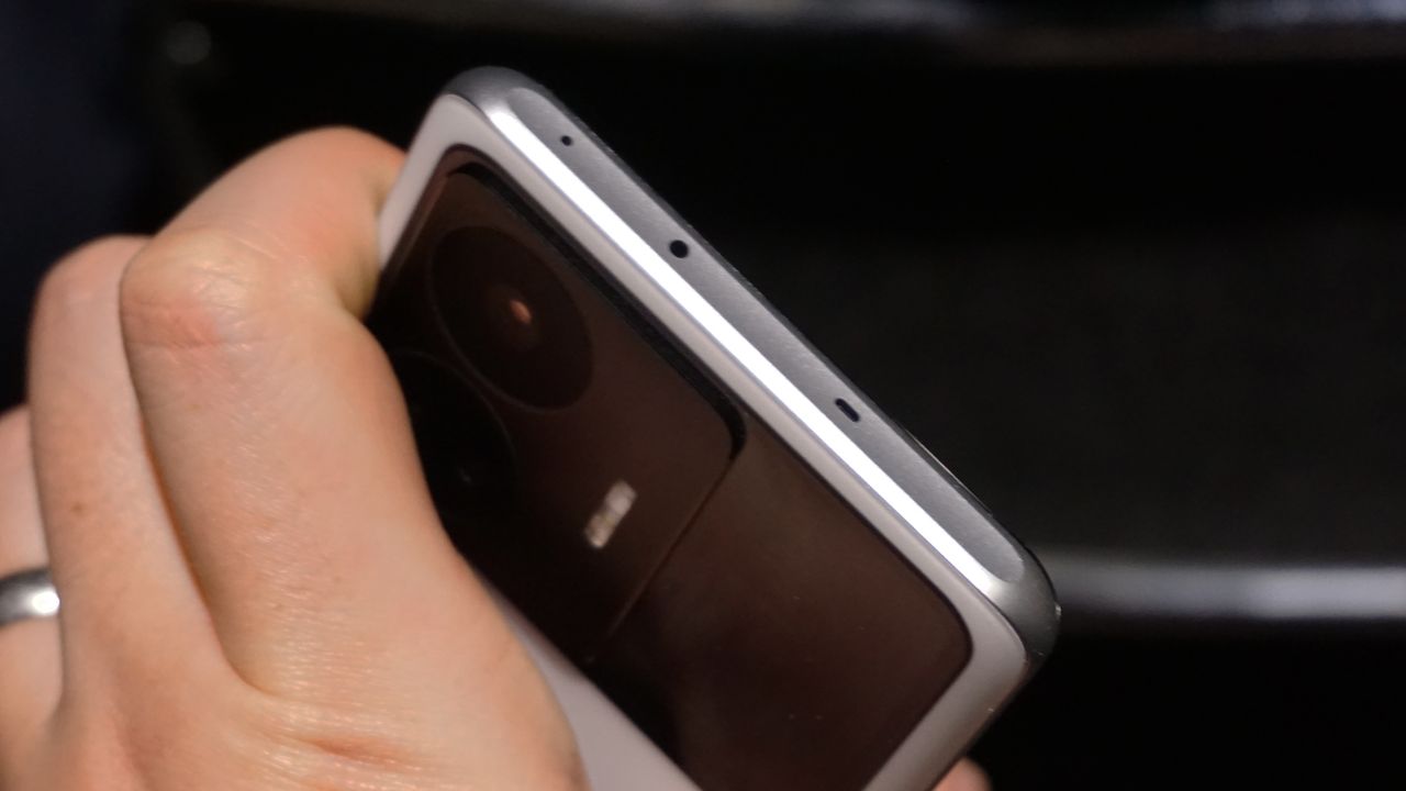 Realme GT 3 hands-on top