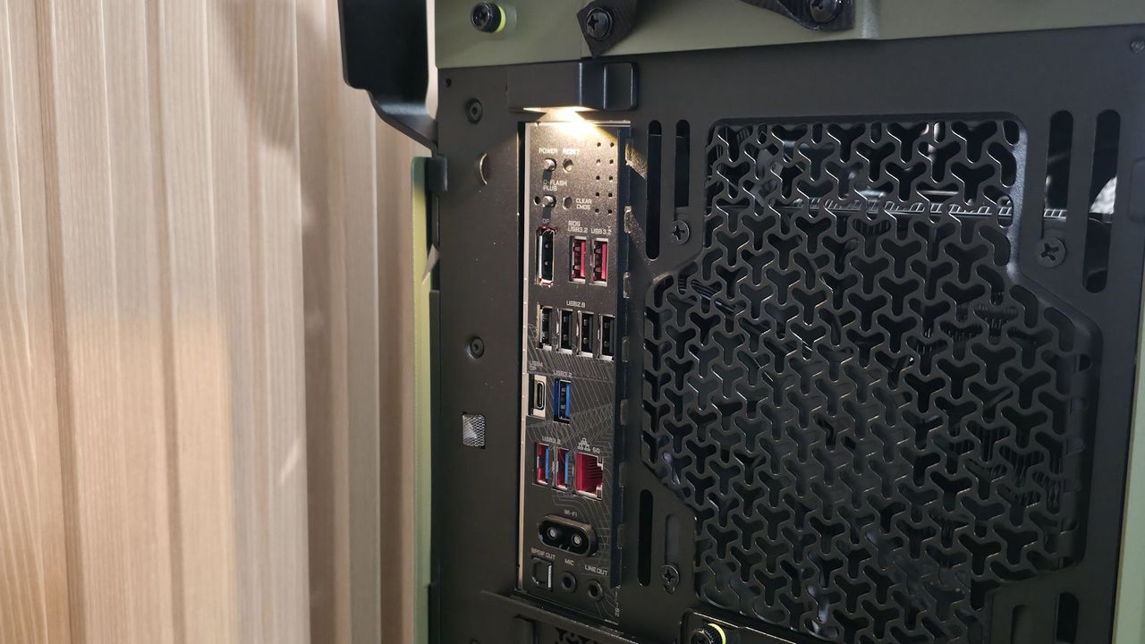 Corsair Warthog RS - Outside
