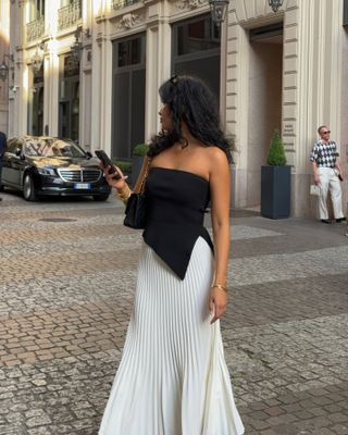 What to pack for Italy: @kristincabat wears a pleated midi skirt