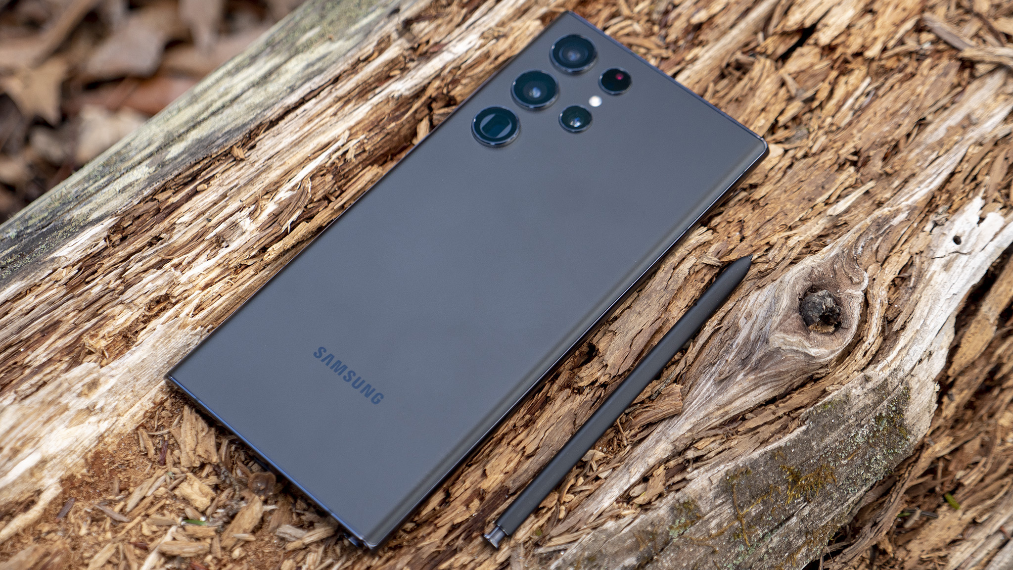 Samsung Galaxy S22 Ultra Black dengan S Pen di luar penutup