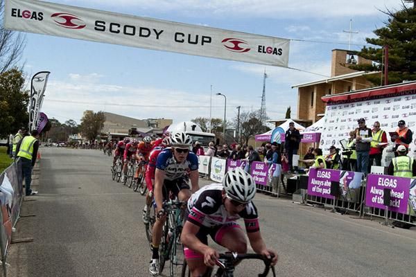 Alexander Ray (Hyster-Total Rush) and Rohan Dennis (Team Jayco Skins) lead the peloton beneath the banner in search of a leading trio.