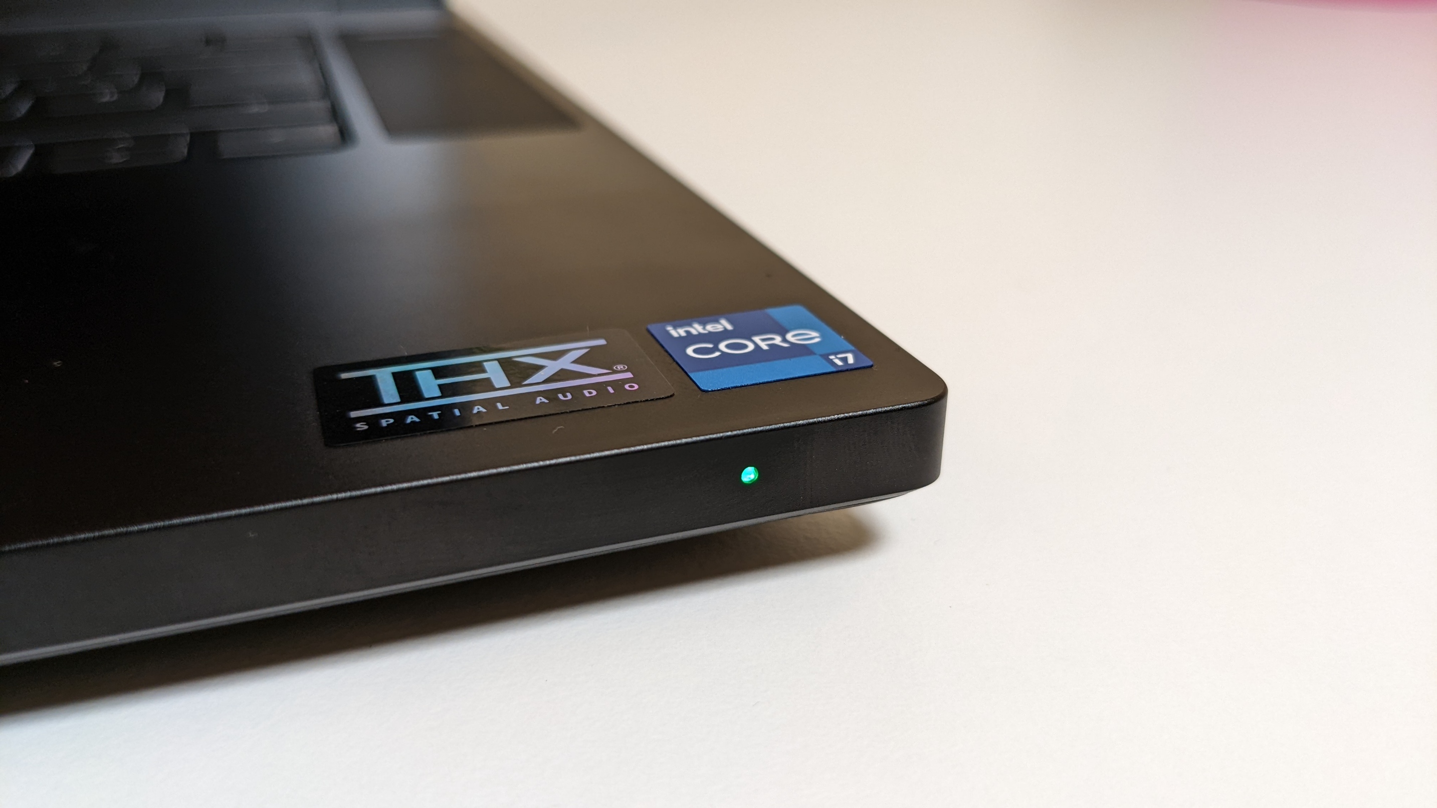 Nahaufnahme der Status-LED des Razer Blade 15 Advanced in der vorderen rechten Ecke