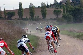 Riders on le strade bianche