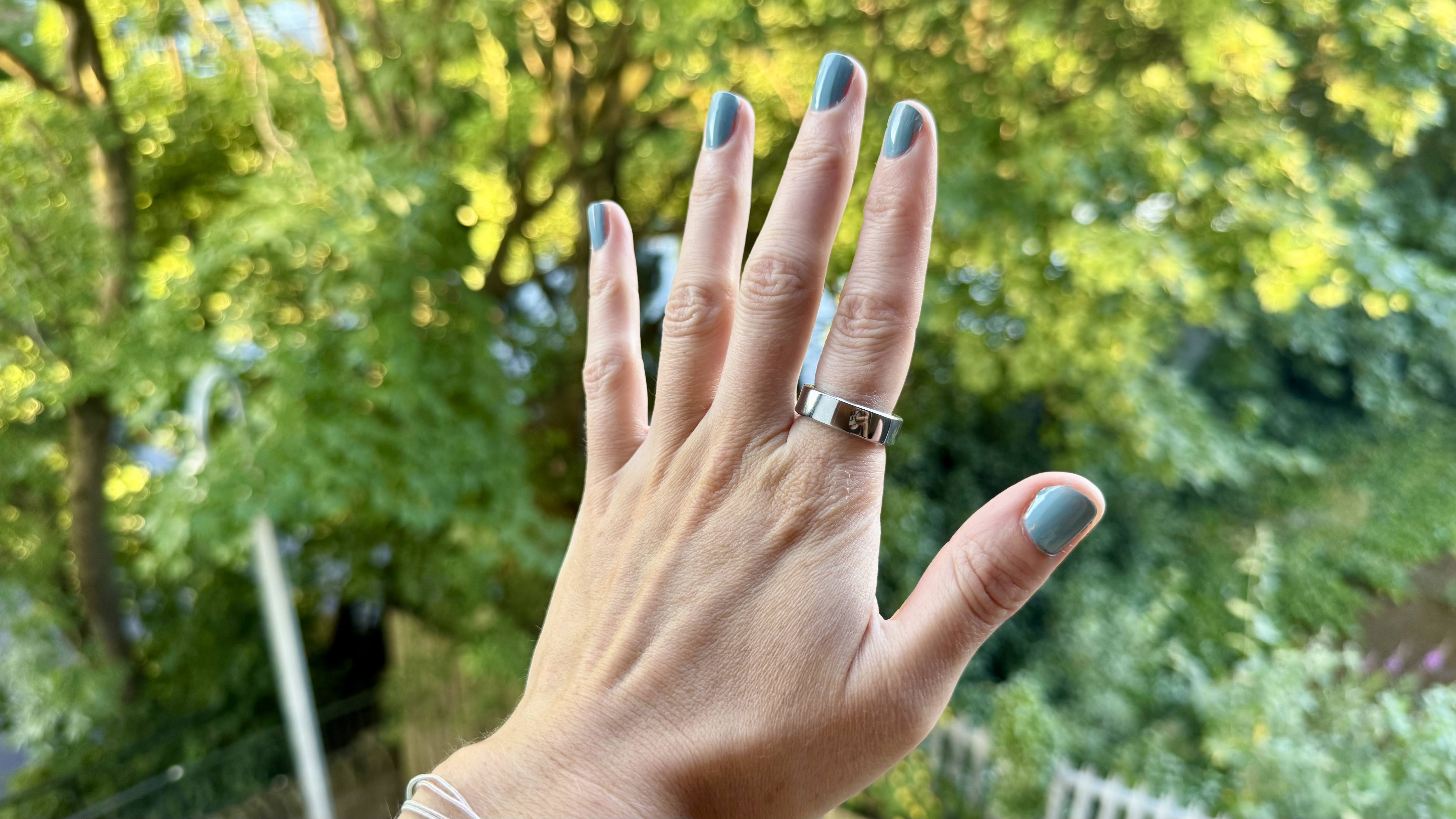 Becca wearing the RingConn Gen 3 in silver