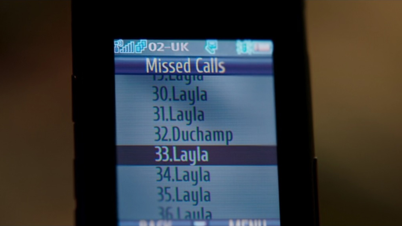 Steven Grant revisa una lista de llamadas telefónicas perdidas en el episodio 1 de Moon Knight