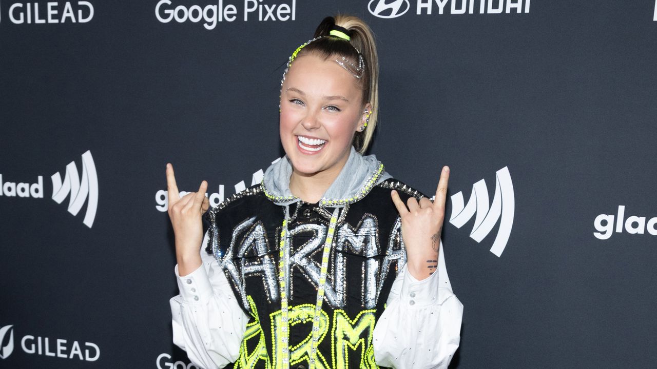  Jojo Siwa attends the 35th Annual GLAAD Media Awards at The Beverly Hilton on March 14, 2024 in Beverly Hills, California. 