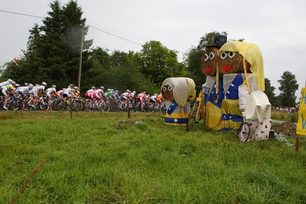 The bunch passes the decorated hay bales on the climb