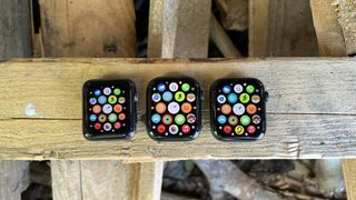 Apple Watch 7, Watch 3 y Watch SE sobre un listón de madera