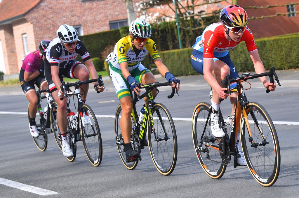 (Boles Dolmans) leading a late move