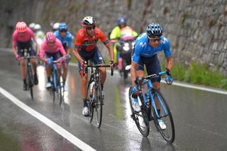 Mikel Landa drives the pace in the pink jersey group