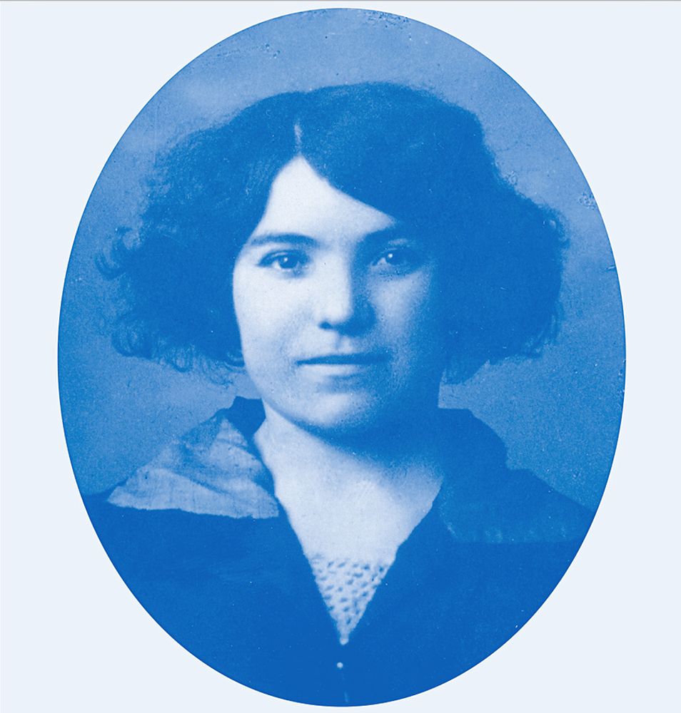 Alfonsina Strada (Italy) celebrated as the 'Best Woman Cyclist in Italy' in 1907