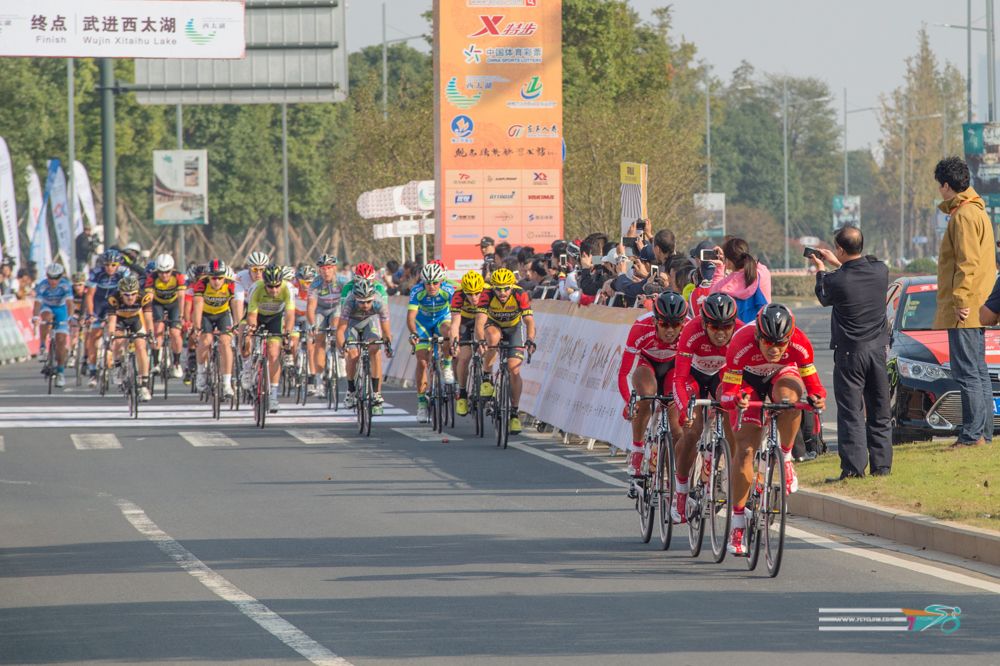 The Hengxiang team driving the pace