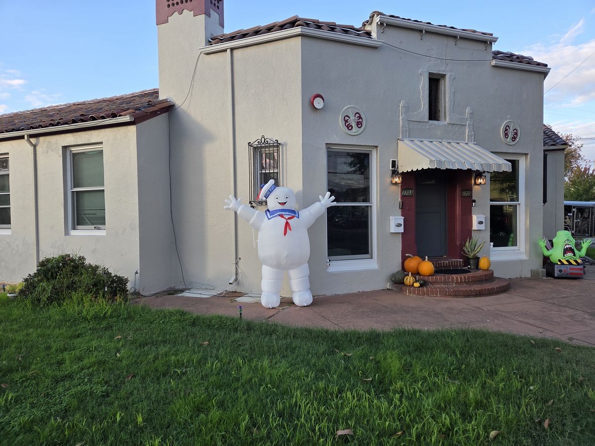 Stay Puft Marshmallow man shot by Galaxy S25 Plus