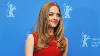 amanda seyfried wearing a red dress against a blue background demonstrating an oval layer haircut style