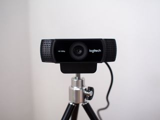 Does the Logitech C922 Pro Stream webcam work well with Skype